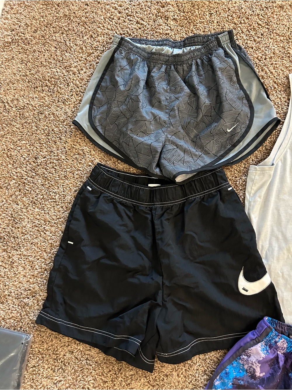 Women’s medium Nike under armour shorts tank athletic lot of 6 - Picture 4 of 5